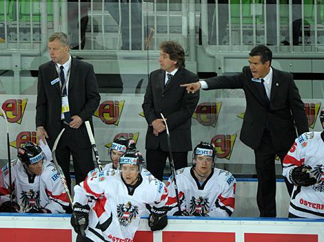 Team Austria Betreuerbank von rechts, im Anzug Trainer Manny Viveiros, Arzt Dr. Guenter Bachler, Co Trainer Robert Daum. Oesterreich und Team Ukraine