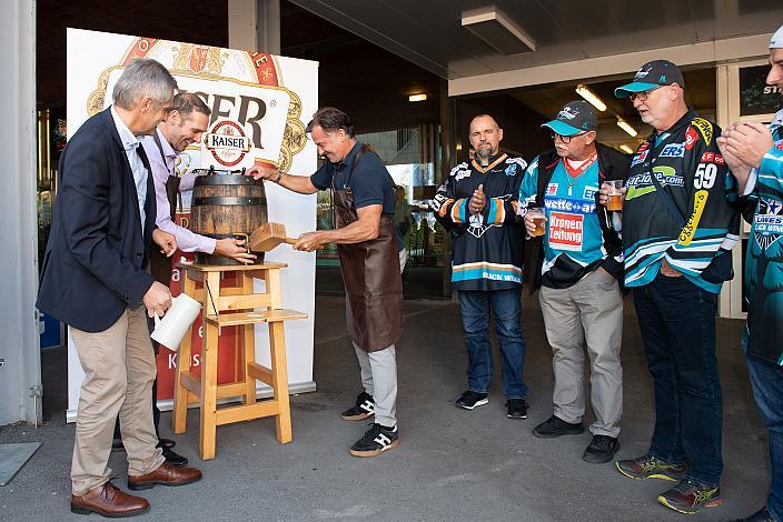 v.l. Regionalverkaufsdirektor Kaiser Bier Josef Paukenhaider, Manager Gregor Baumgartner (Steinbach Black Wings Linz), Präsident Peter Nader (Steinbach Black Wings Linz), Bieranstich mit Fans Steinbach Black Wings Linz  vs HC Motor Cesky Budejovice Test