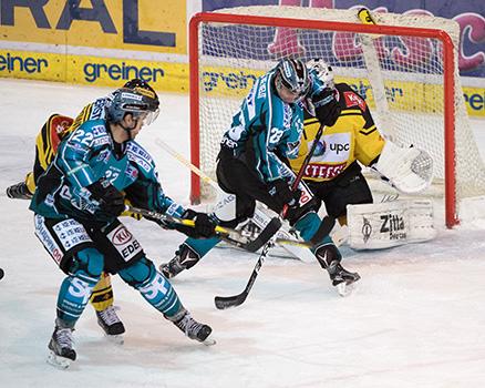 Fabio Hofer (EHC Liwest Black Wings Linz) und Tormann Jean Philippe Lamoureux (UPC Vienna Capitals), EHC Liwest Black Wings Linz vs UPC Vienna Capitals