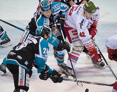 Marius Göhringer (EHC Liwest Black Wings Linz), Philipp Lukas (EHC Liwest Black Wings Linz) Matt Pope (HCB Suedtirol), EHC Liwest Black Wings Linz vs HCB Suedtirol
Marius GÃ¶hringer (EHC Liwest Black Wings Linz), Philipp Lukas (EHC Liwest Black Wings