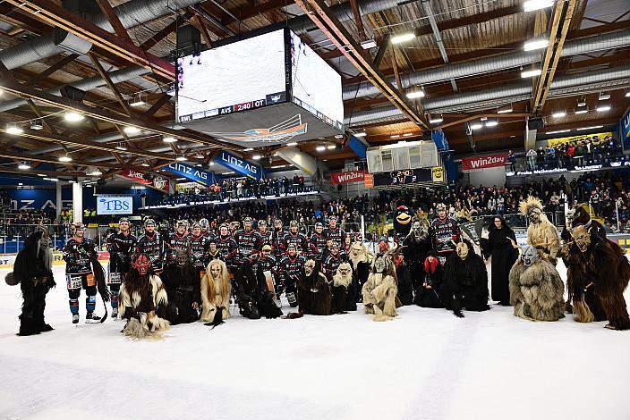 Das Team der Steinbach Black Wings Linz  und die Perchten Steinbach Black Wings Linz vs Hydro Fehervar AV19, Weihnachtstrikot ICE Eishockey Liga, Linz AG Eisarena