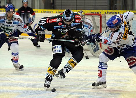 #74 Daniel Oberkofler, Stuermer, Liwest Black Wings Linz, im Duell mit dem Villacher #8 Roland Kaspitz, Stuermer, VSV.