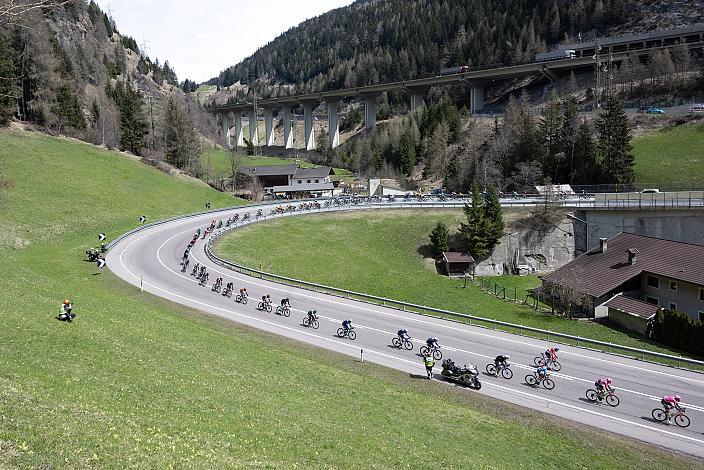 Das Peleton in der Abfahrt vom Brennerpass  46. Tour of the Alps, 1. Etappe, Reith im Alpbachtal - Ritten 165.2km