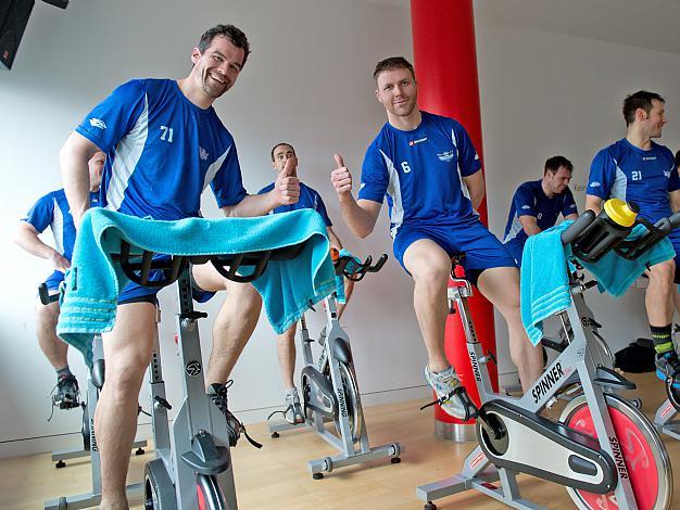 Pat Leahy und Andy Hedlund beim Spinning Training im John Harris Fitnesscenter, Liwest Black Wings Linz