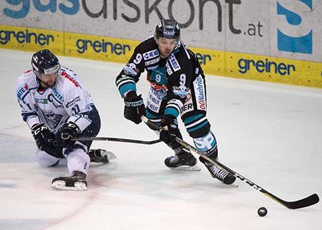 Rick Schofield (EHC Liwest Black Wings Linz) und Olivier Latendresse (Fehervar AV 19)  EHC Liwest Black Wings Linz vs Fehervar AV 19
