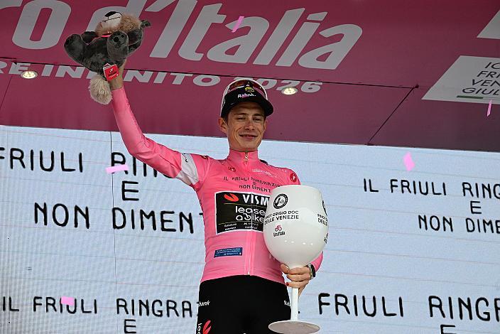 Im Rosa Trikot des Gesamtführenden des Giro d´ Italia Jonas Vingegaard (DEN, Team Visma - Lease a Bike) Gemona del Friuli 1976-2026 - Piancavallo, 109. Giro d Italia
