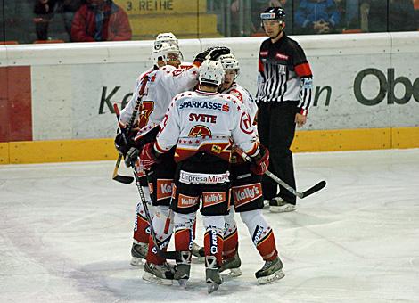 Die Spieler des HK Jesenice jubelt ueber ein Tor.