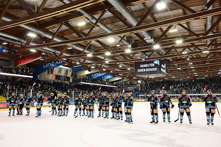  Das Team der Steinbach Black Wings Linz feiern den Heimsieg über dien EC VSV, Win2Day ICE Hockey League,  Steinbach Black Wings Linz vs  EC VSV,  Linz AG Eisarena 