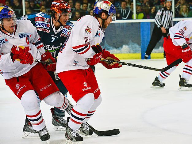 Brian Lebler, Linz im Kampf mit Matthias Trattnig und Andreas Noedl, Salzburg, EC Red Bull Salzburg vs EHC Liwest Black Wings Linz, Halbfinale, 3. SF Semifinale, Play-Offs 