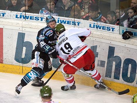 Rob Hisey, Linz und Rick Schofield ((HCB Südtirol, #19), EHC Liwest Black Wings Linz vs HCB Suedtirol, 5. Viertelfinale
Rob Hisey, Linz und Rick Schofield ((HCB SÃ¼dtirol, #19), EHC Liwest Black Wings Linz vs HCB Suedtirol, 5. Viertelfinale