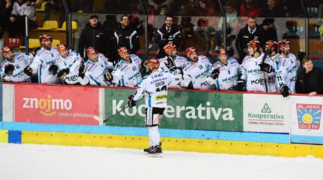 Marc-Andre Dorion und das Team Linz feiert, HC Orli Znojmo vs. EHC Liwest Black Wings Linz 5. Viertelfinale, Play-Off