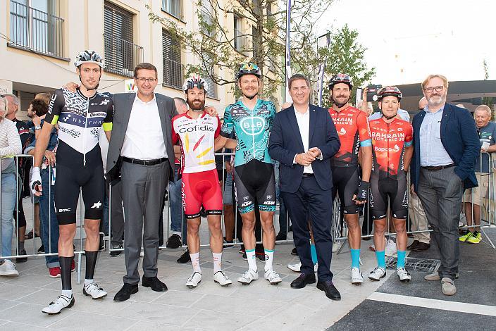 Michael Gogl (AUT, Team Qhubeka Assos), Wirtschafts- und Sport-Landesrat Markus Achleitner (Oberösterreich), Simon Geschke (GER, Cofidis), Sebastin Schönberger (AUT, B&B Hotels P/B KTM), Bürgermeister Dr. Andreas Rabl, Wels , Marco Haller (AUT, Bahrain - Victorious), Hermann Pernsteiner (AUT, Bahrain - Victorious)  Innenstadtkriterium Wels, Radsport, Kriterium