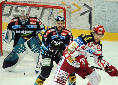 #7 Petri Liimatainen, Verteidiger, Liwest Black Wings Linz, verteidigt gegen die #29 Christoph Brandner, KAC.