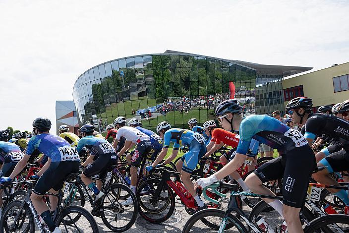 Das Peleton am Start in Asten 3. Etappe St.Florian/Asten  - Hinterstoder, Int. Raiffeisen Oberösterreich Rundfahrt UCI Kat. 2.2