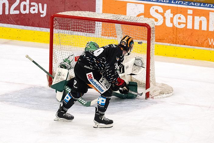 Graham Knott (Steinbach Black Wings Linz) erzielt das 3 zuu 2 im Penalty Shoot out Steinbach Black Wings Linz vs HK SZ Olimpija, 22. Runde, Trikot Movember, ICE Hockey League, Steinbach Black Wings Linz, Linz AG Eisarena 