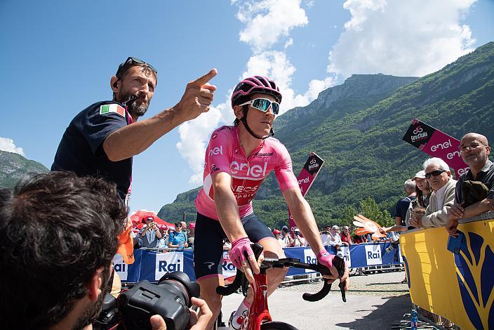 Geraint Thomas (GBR, Ineos Grenadiers) im Rosa Trikot des führenden in Gesamtwertung des Giro d Italia  106. Giro d Italia, Stage 19, Longarone  - Tre Cime de Lavaredo 183km