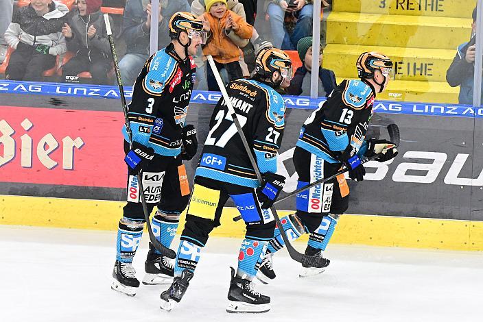 Die Steinbach Black Wings Linz feiern das Tor zum 1 zu 0 durch Luka Maver (Steinbach Black Wings Linz),  Win2Day ICE Hockey League,  Steinbach Black Wings Linz vs Moser Medical Graz 99ers,  Linz AG Eisarena 