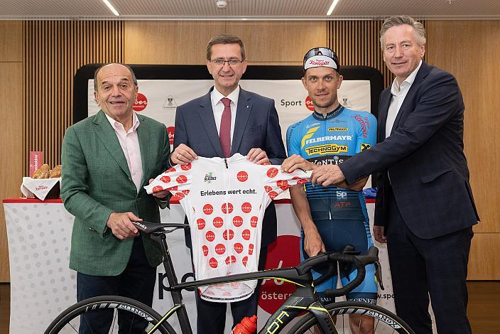 v.l. Paul Resch (Präsident LRV Oberösterreich), Wirtschafts- und Sport-Landesrat Markus Achleitner (Oberösterreich), Riccardo Zoidl (AUT, Team Felbermayr Simplon Wels), Karl Bergmüller (Therme Geinberg) (Pressekonferenz Int. Raiffeisen Oberösterreich Rundfahrt (UCI Kat. 2.2), Olympiazentrum Linz