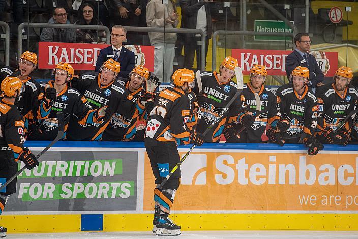 Das Team der Steinbach Black Wings Linz feiert das 1. Saisontor, Steinbach Black Wings Linz vs HC Tiwag Innsbruck - Die Haie, bet-at-home ICE Hockey League