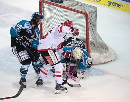 Tormann Thomas Dechel (EHC Liwest Black Wings Linz) und Sebastien Piche (EHC Liwest Black Wings Linz) klaert vor David Schuller (HC TWK Innsbruck  Die Haie), EHC Liwest Black Wings Linz vs HC TWK Innsbruck  Die Haie