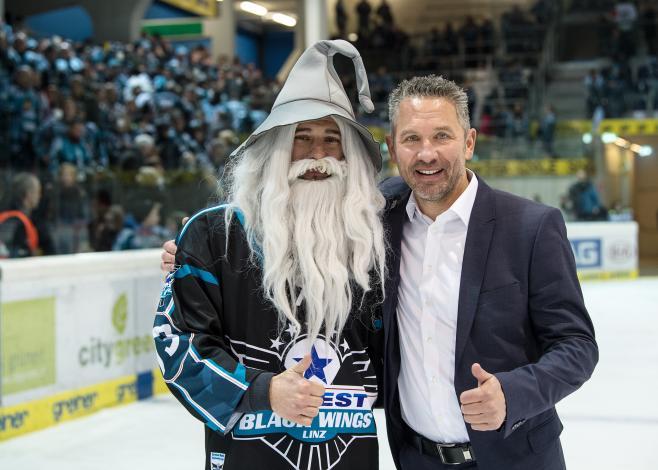 Fan des Abends mit Manager Christian Perthaler (EHC Liwest Black Wings Linz) EHC Liwest Black Wings Linz vs HCB Suedtirol Alperia 1. Viertelfinale