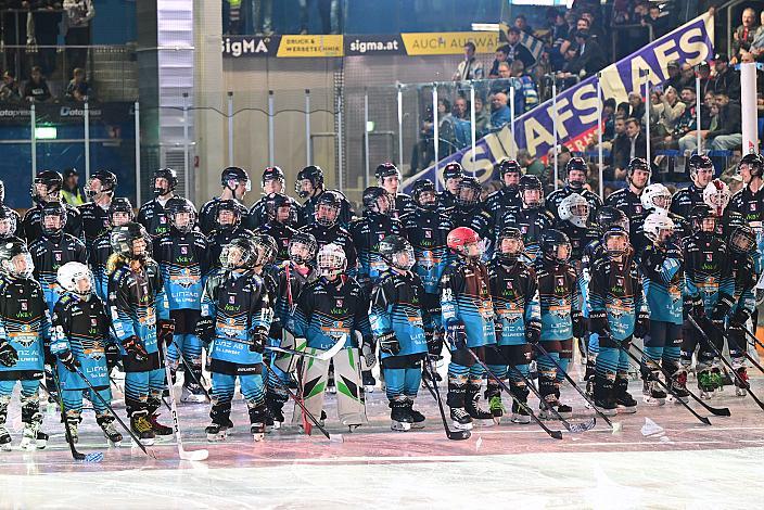 Das Team der Steinbach Black Wings Linz mit dem Nachwuchspielern, 5. Runde ICE, Steinbach Black Wings Linz vs EC VSV , Linz AG Eisarena 