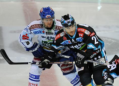 Brad Purdie, Liwest Black Wings Linz im Duell mit der #8 Roland Kaspitz, VSV.