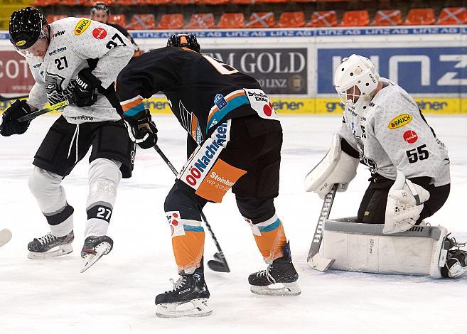 Stefan Gaffal (Steinbach Black Wings 1992) vor Tormann Oskar Östlund (Dornbirn Bulldogs), Black Wings Linz vs Dornbirn Bulldogs , Eishockey, Bet at Home ICE Hockey League