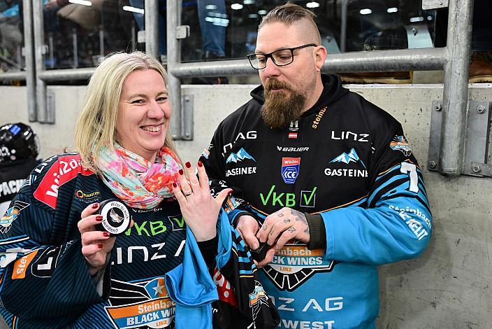 Heiratsantrag Rene und Sabine Mauthofer, am Eis 48. Runde ICE, Steinbach Black Wings Linz vs Vienna Capitals, Linz AG Eisarena