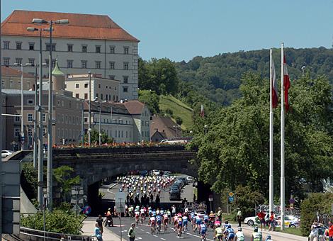 Das Feld der Radsportler der Oesterreich - Rundfahrt am Start in Linz.