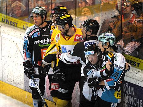 Daniel Oberkofler und Martin Grabher Meier, Linz an der Bande, EHC Liwest Black Wings Linz vs. UPC Vienna Capitals, 3. Viertelfinale
