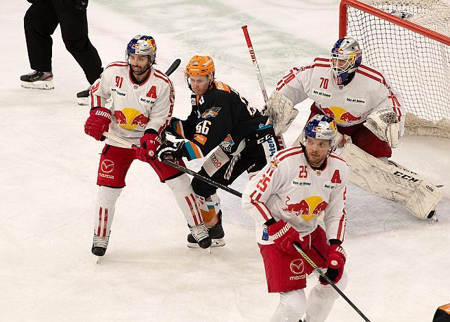 Stefan Gaffal (Steinbach Black Wings 1992), vor Tormann Jesper Eliasson (EC Red Bull Salzburg)Steinbach Black Wings 1992 vs EC Red Bull Salzburg, Eishockey, Bet at Home ICE Hockey League