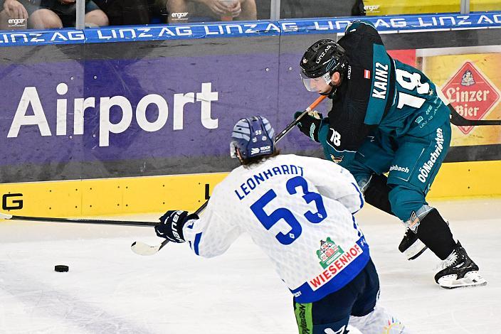Danjo Leonhardt (Straubing Tigers), Lukas Kainz (Steinbach Black Wings Linz) Testspiel Steinbach Black Wings Linz vs Straubing Tigers, Linz AG Eisarena 