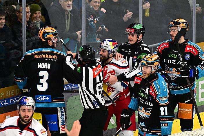 Greg Moro (Steinbach Black Wings Linz) und Peter Schneider (EC Red Bull Salzburg) mit Meinungsunterschieden,  Win2Day ICE Hockey League,  Steinbach Black Wings Linz vs EC Red Bull Salzburg,  Linz AG Eisarena 