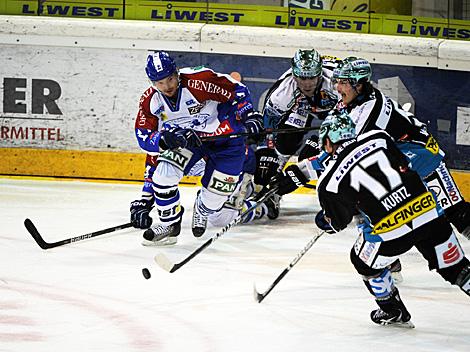 Franklin Mac Donald und Justin Kurtz, Linz in der Verteidigung, EHC Liwest Black Wings Linz vs. KHL Medvescak Zagreb