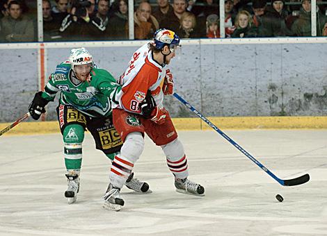 #85 Philipp Pinter, Stuermer, Red Bulls Salzburg verfolgt von der #44 Andrej Tavzelj, Verteidiger, Olimpija Ljubljana.