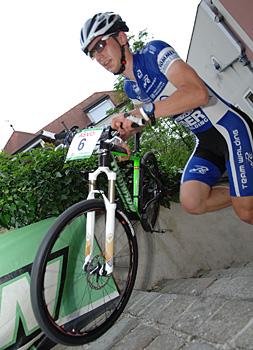 Florian Kremmmaier, Team Mazda Eder Walding, auf der Schulstiege.