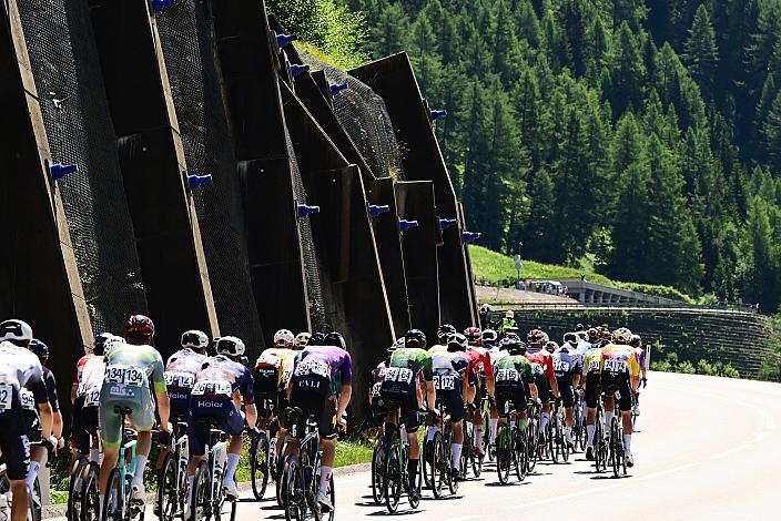 das Peloton am Felbertauern  3. Etappe von Lienz nach St. Johann Alpendorf, 188km, Tour of Austria