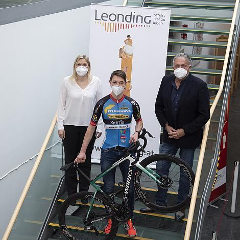v.l. Bürgermeisterin Dr. Sabine Naderer-Jelinek, Jakob Purtscheller (AUT, Team Felbermayr Simplon Wels), Vizebürgermeister Mag. Michael Täubel, Leonding