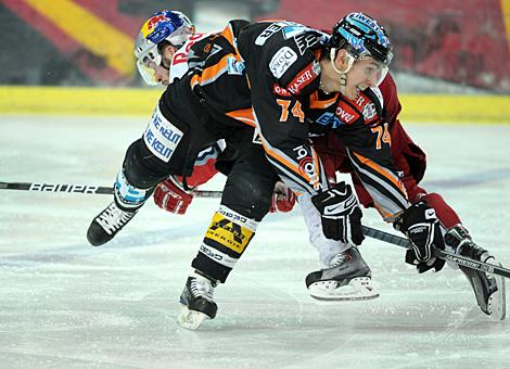 Daniel Oberkofler Liwest Black Wings Linz im Duell mit Marco Pewal Red Bull Salzburg