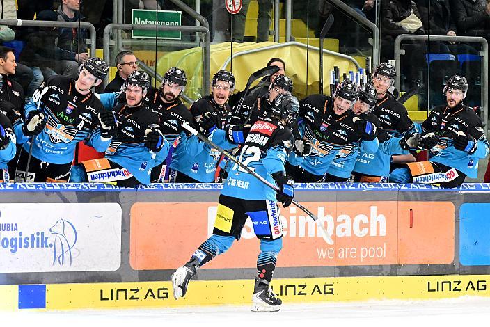 Jonathan Oschgan (Steinbach Black Wings Linz) feiert das Tor zum 5 zu 0, 34. Runde ICE, Steinbach Black Wings Linz vs Hydro Fehervar AV 19, Linz AG Eisarena