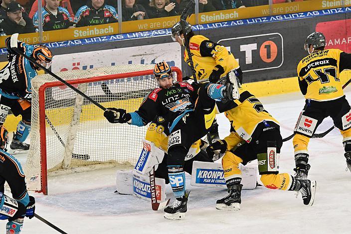 Graham Knott (Steinbach Black Wings Linz) vor Tormann Edward Pasquale (HC Pustertal Wölfe)  Win2Day ICE Hockey League,  Steinbach Black Wings Linz vs HC Pustertal Wölfe,  Linz AG Eisarena 