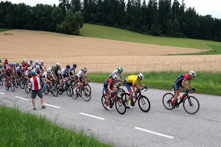 Das  Feld der Fahrer vor Rohrbach mit dem Gelben Trikot des Gesamtführenden Alec Segaert (BEL, Gaverzicht Be - Okay) , 46. Int. Keine Sorgen,  Junioren Rundfahrt UCI Kat. MJ 2.1, 2. Etappe Rohrbach - Rohrbach