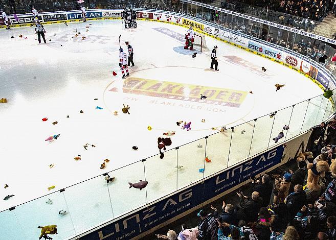 Teddy Bear Toss nach 45 Sekunden in der Linzer Eishalle, TorschÃ¼tze Rick Schofield (EHC Liwest Black Wings Linz)