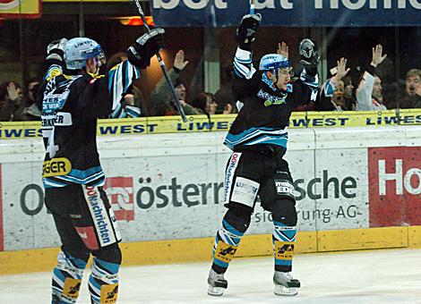 #54 Raimund Divis, EHC Liwest Black Wings Linz jubelt ueber seinen Treffer gegen den HK Jesenice.