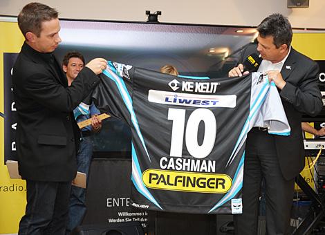 Ing. Peter Freunschlag praesentiert das neue Trikot der Linzer Liwest Black Wings bei der Saisoneroeffnung fuer die Fans.