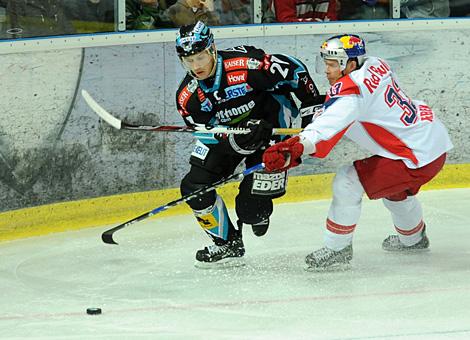 #21 Philipp Lukas, Stuermer, EHC Liwest Black Wings Linz  im duell mit der #33 Jeremy Rebek, Red Bulls Salzburg.