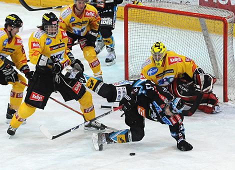 #15 Matthias Iberer, Stuermer, Liwest Black Wings Linz vor dem Tor der Vienna Capitals, gehuetet von der #35 Jean-Francos Labbe, Vienna Capitals.