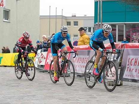 v.r. Gregor Muehlberger, Felix Groszschartner, Team Felbermayr Simplon Wels und Jan Tratnik, Team Amplatz