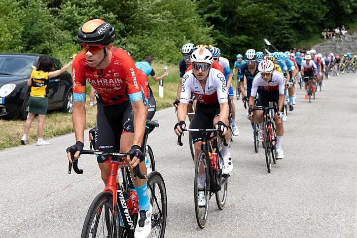 v.l. Domen Novak (SLO, Bahrain - Victorious), Simone Consonni (ITA, Cofidis), Peleton Stage 18, Borgo Val Sugana - Treviso, 105. Giro d Italia, UCI Worl Tour